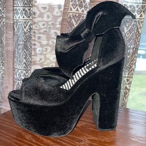 *RESERVED* Dolly Bae platform velvet “Batty White” bat shoes Sz 8